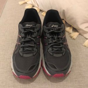 ASICS SIZE 10 WOMAN GEL RUNNING SHOE. Very good condition